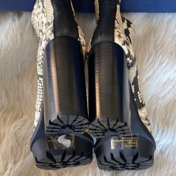Vince Camuto Erettie Platform Stretch Bootie snake print, like new Size 9. - Picture 7 of 12